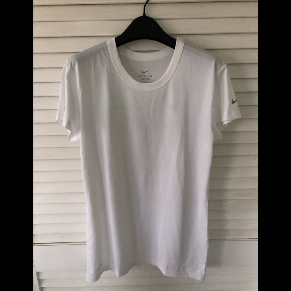 Women’s Nike Dri Fit training short sleeve tee SZM